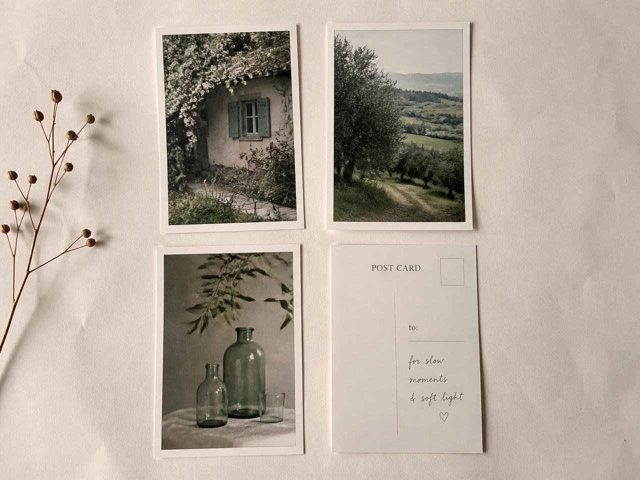 Cuatro postales impresas de 9 por 13.5 centímetros sobre papel crema, una volteada mostrando el reverso